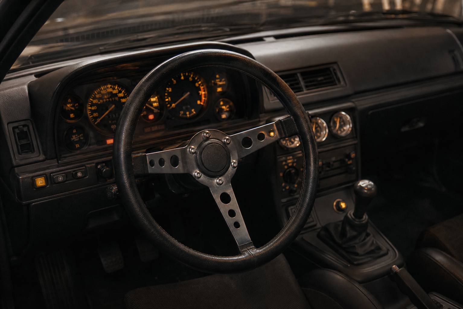 Tableau de bord et volant vintage de Peugeot 505 Turbo intérieur rétro sportif
