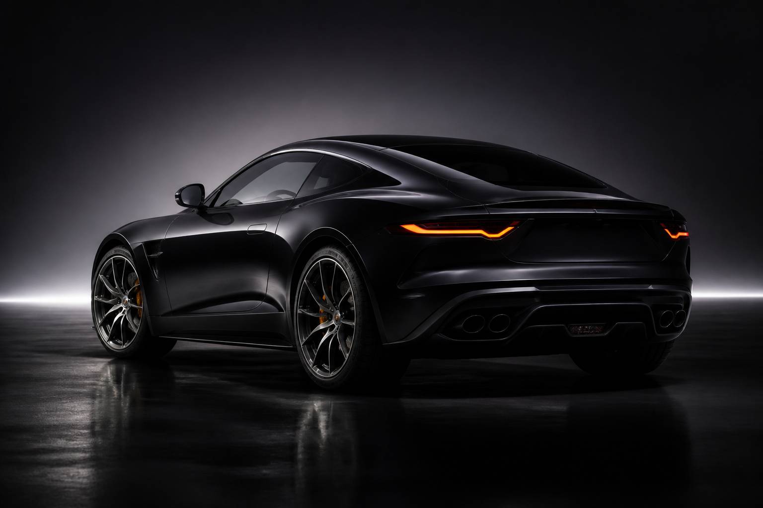 Plan arrière d'un coupé sportif élégant aux feux effilés dans un studio sombre
