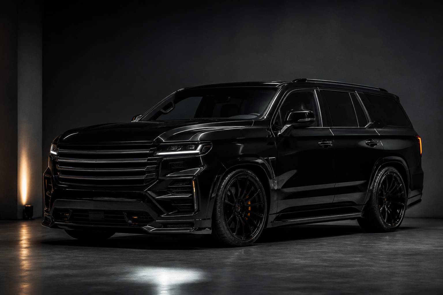 SUV tout-terrain noir surbaissé en studio photo avec reflets dramatiques
