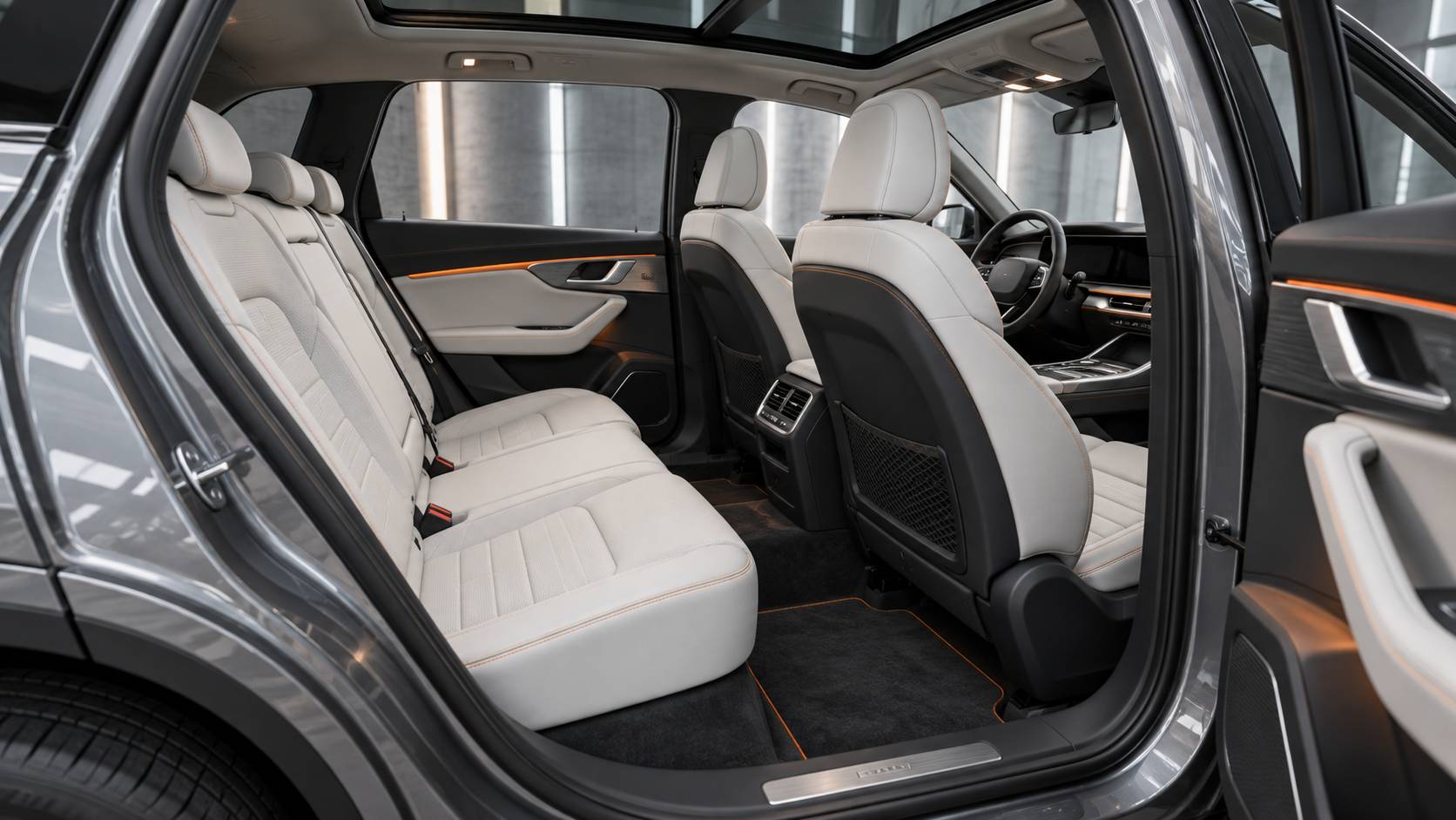 Intérieur sobre de SUV avec sièges en cuir clair